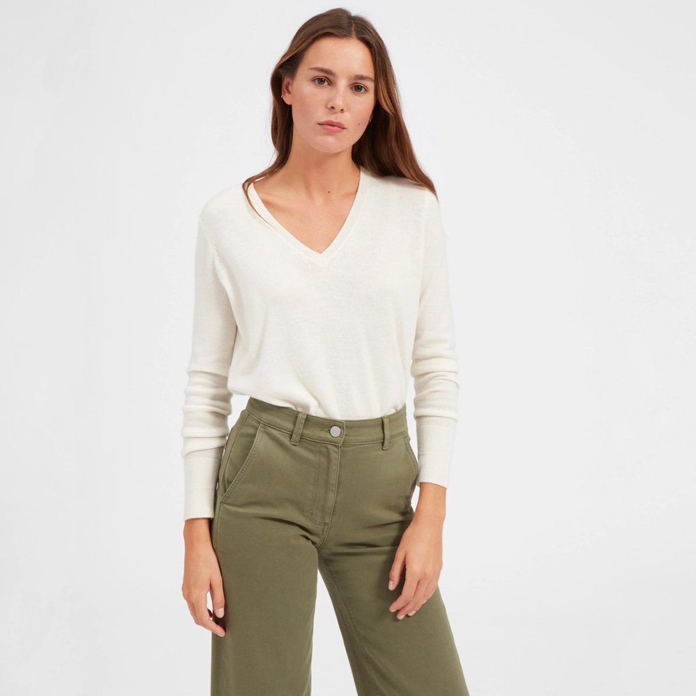 Everlane Cashmere V-Neck Sweater in Ivory